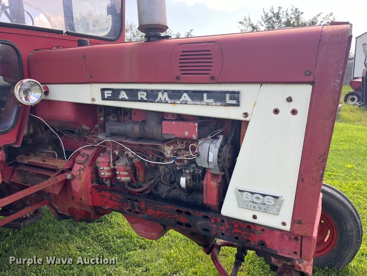 image for item EK8944 1965 International Harvester Farmall 806 tractor