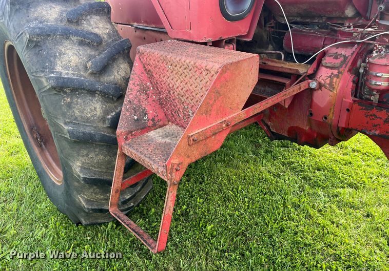image for item EK8944 1965 International Harvester Farmall 806 tractor