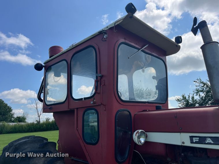 image for item EK8944 1965 International Harvester Farmall 806 tractor