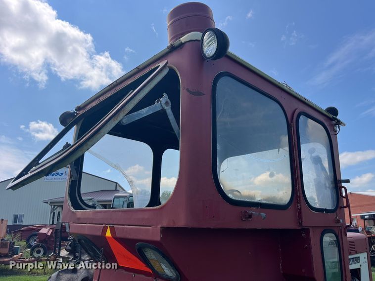 image for item EK8944 1965 International Harvester Farmall 806 tractor