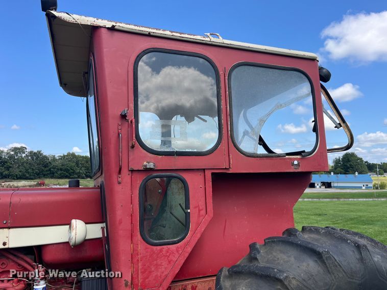 image for item EK8944 1965 International Harvester Farmall 806 tractor