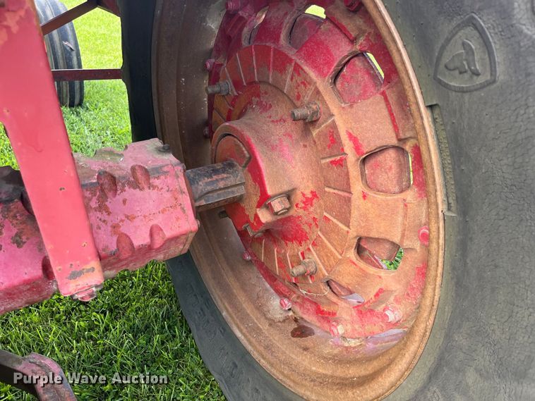 image for item EK8944 1965 International Harvester Farmall 806 tractor