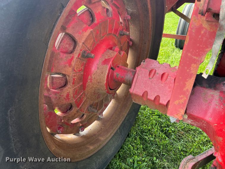 image for item EK8944 1965 International Harvester Farmall 806 tractor