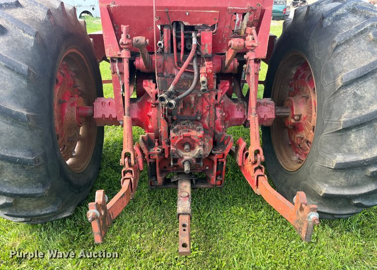 image for item EK8944 1965 International Harvester Farmall 806 tractor