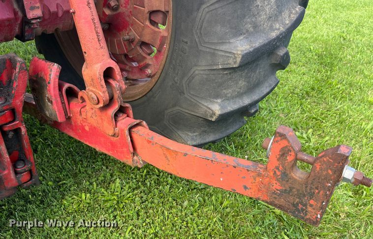 image for item EK8944 1965 International Harvester Farmall 806 tractor