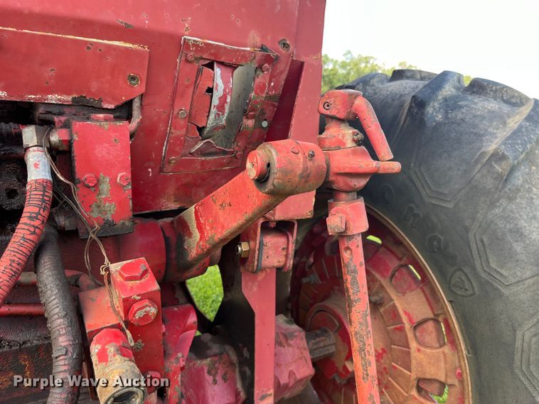 image for item EK8944 1965 International Harvester Farmall 806 tractor