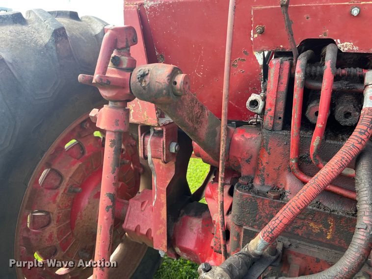 image for item EK8944 1965 International Harvester Farmall 806 tractor