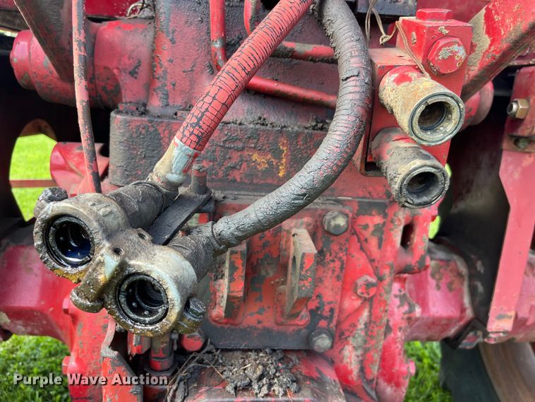 image for item EK8944 1965 International Harvester Farmall 806 tractor