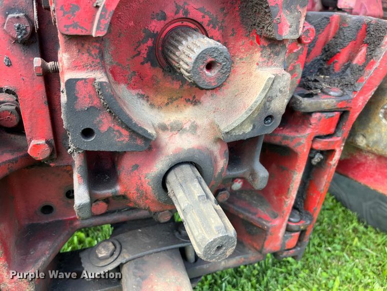 image for item EK8944 1965 International Harvester Farmall 806 tractor