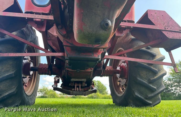 image for item EK8944 1965 International Harvester Farmall 806 tractor