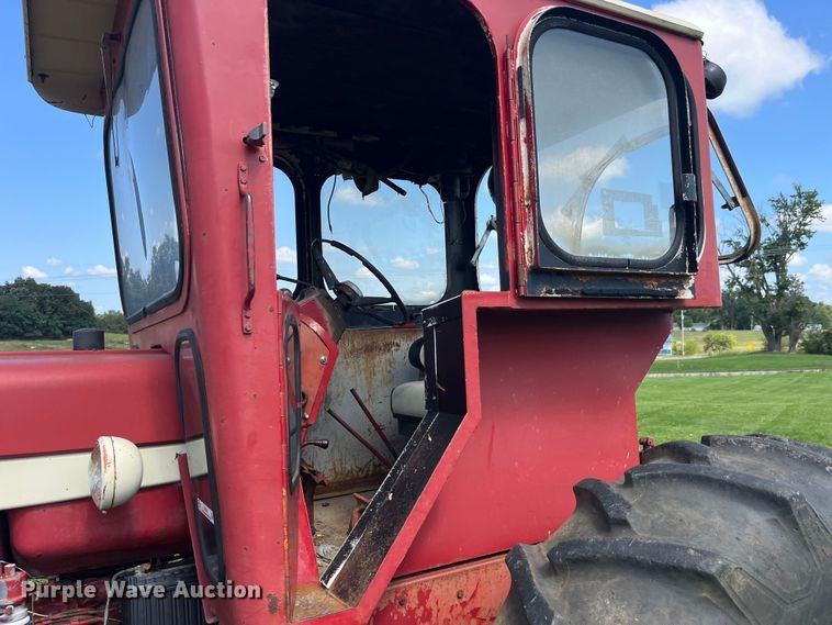 image for item EK8944 1965 International Harvester Farmall 806 tractor