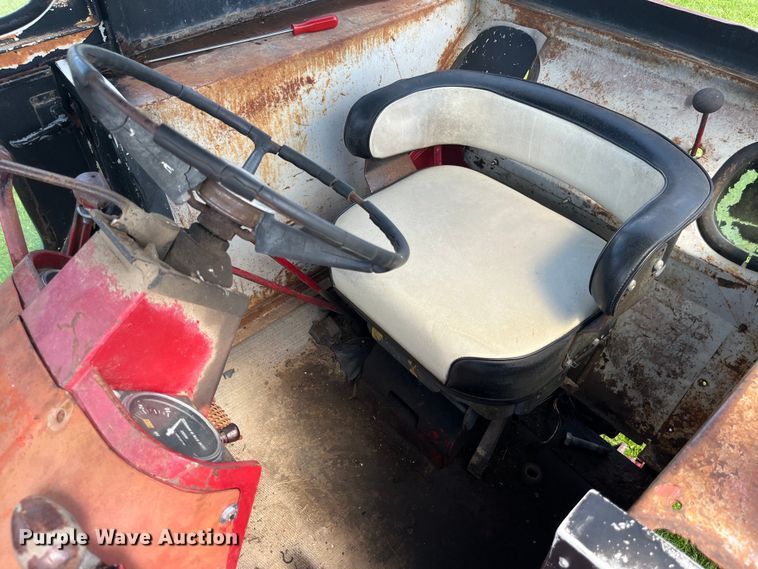 image for item EK8944 1965 International Harvester Farmall 806 tractor