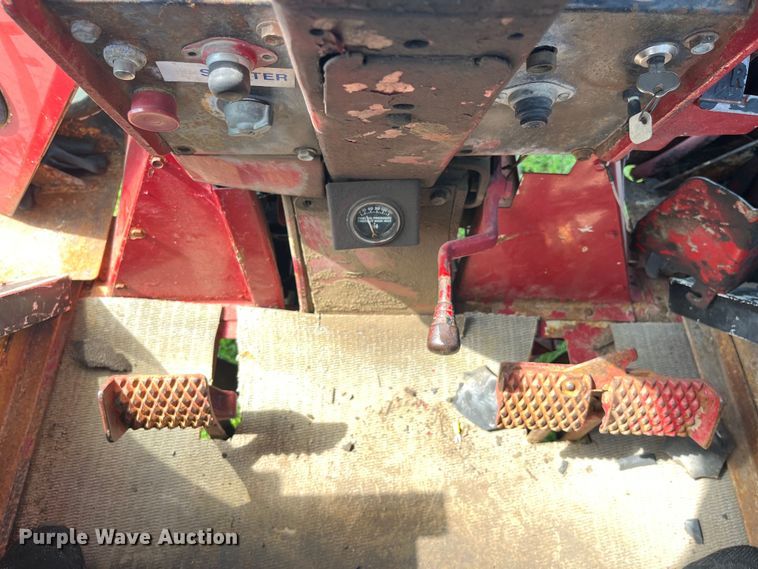 image for item EK8944 1965 International Harvester Farmall 806 tractor