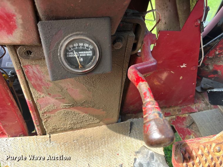 image for item EK8944 1965 International Harvester Farmall 806 tractor