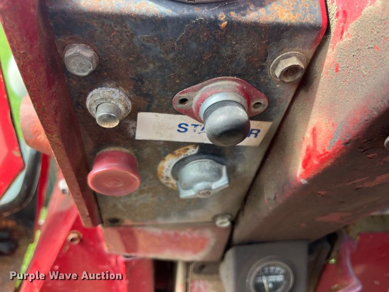 image for item EK8944 1965 International Harvester Farmall 806 tractor