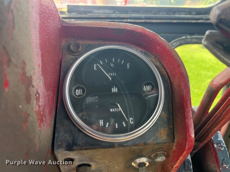 image for item EK8944 1965 International Harvester Farmall 806 tractor