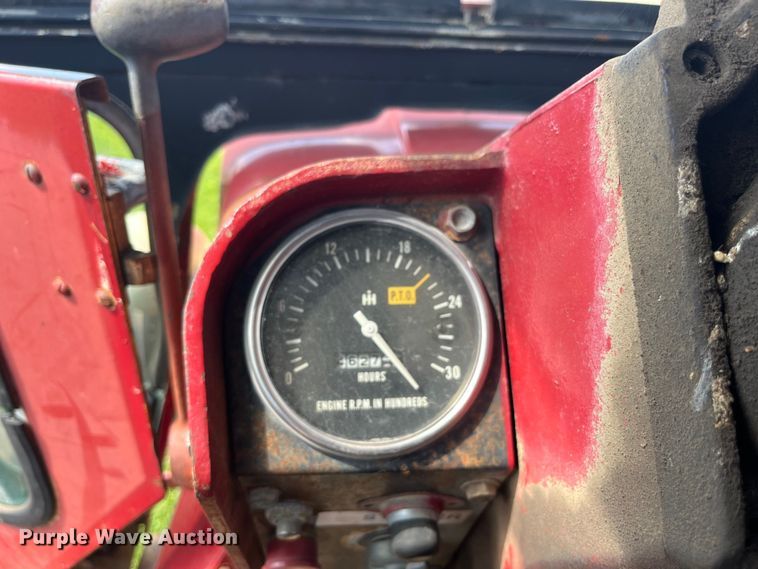 image for item EK8944 1965 International Harvester Farmall 806 tractor