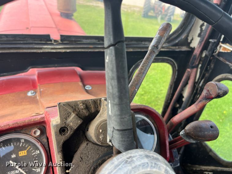 image for item EK8944 1965 International Harvester Farmall 806 tractor