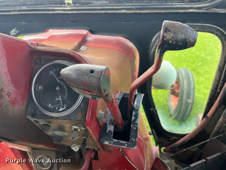 image for item EK8944 1965 International Harvester Farmall 806 tractor