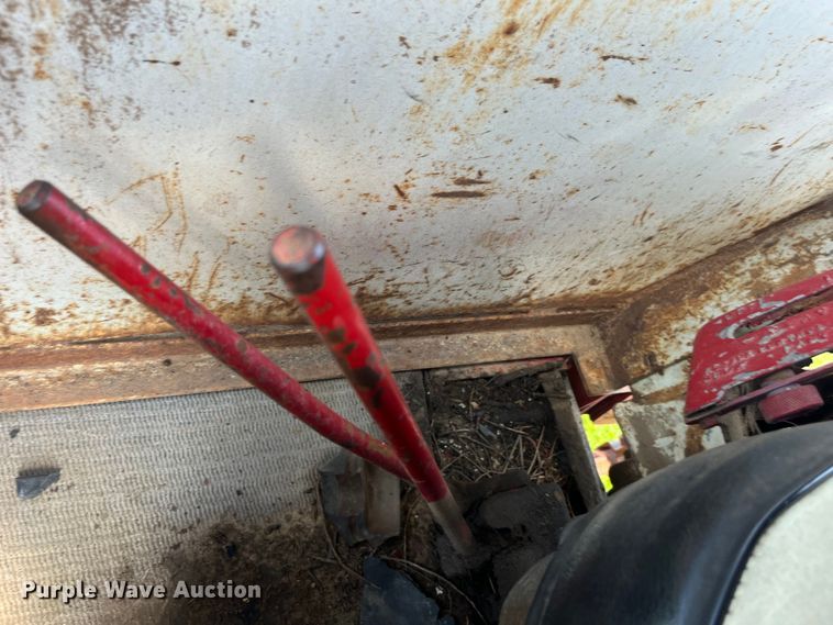 image for item EK8944 1965 International Harvester Farmall 806 tractor