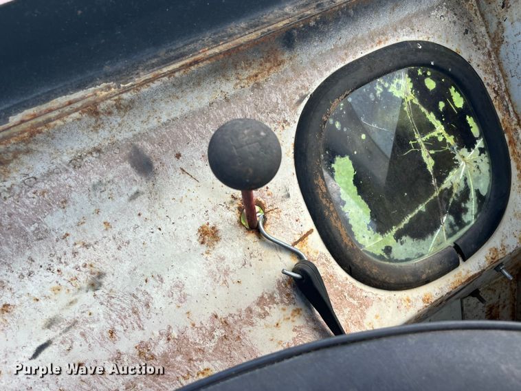 image for item EK8944 1965 International Harvester Farmall 806 tractor