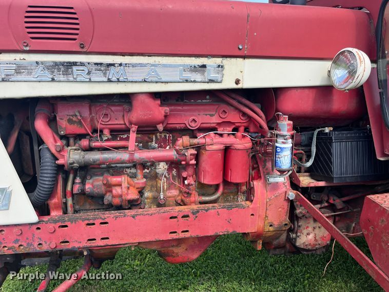 image for item EK8944 1965 International Harvester Farmall 806 tractor