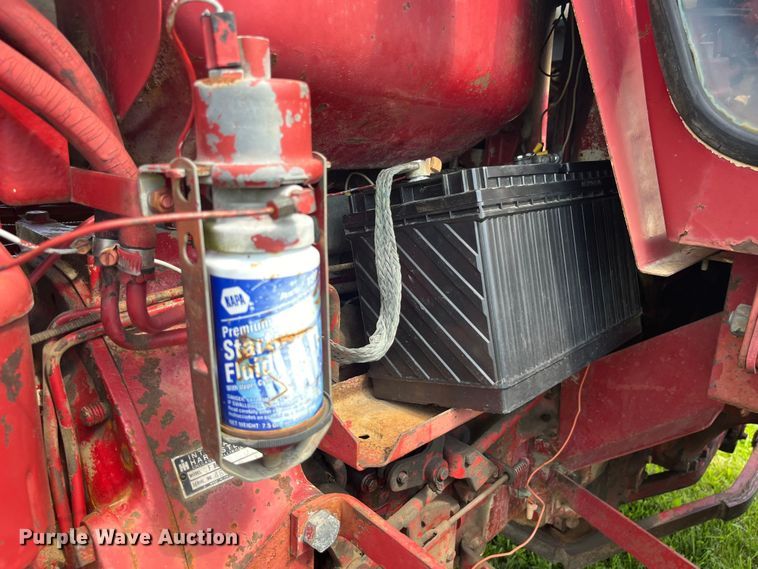 image for item EK8944 1965 International Harvester Farmall 806 tractor