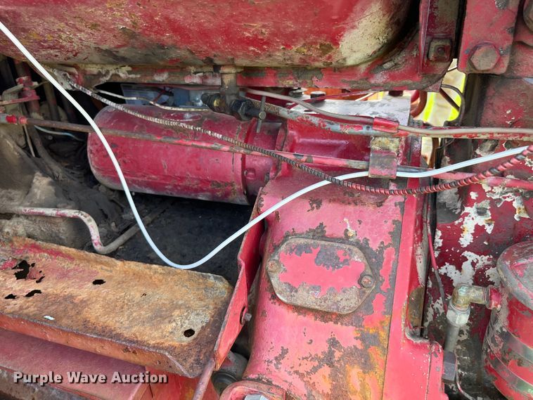 image for item EK8944 1965 International Harvester Farmall 806 tractor