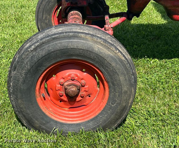 image for item EK8944 1965 International Harvester Farmall 806 tractor