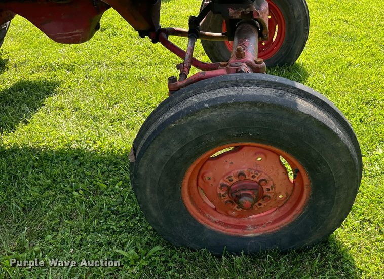 image for item EK8944 1965 International Harvester Farmall 806 tractor