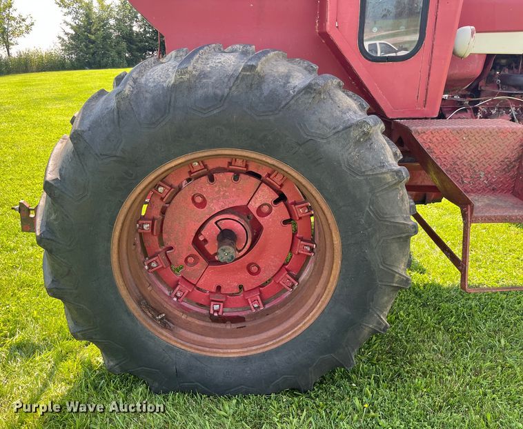 image for item EK8944 1965 International Harvester Farmall 806 tractor