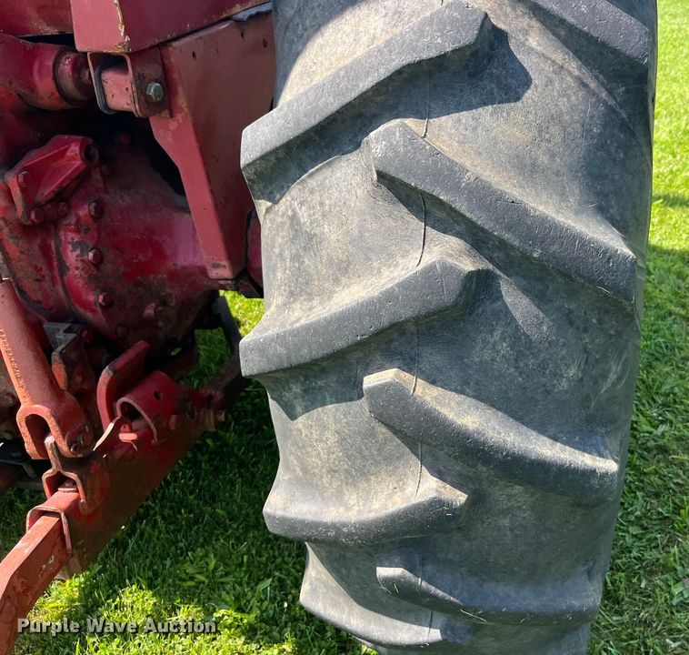 image for item EK8944 1965 International Harvester Farmall 806 tractor