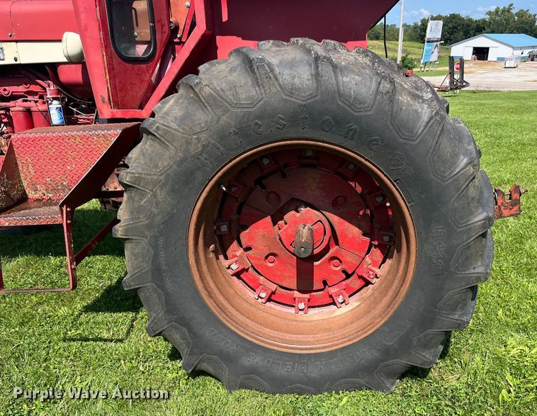 image for item EK8944 1965 International Harvester Farmall 806 tractor