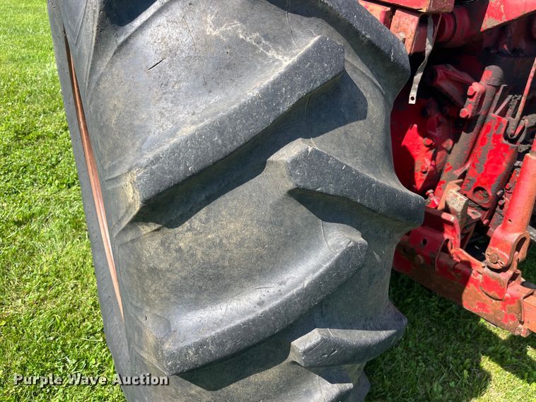 image for item EK8944 1965 International Harvester Farmall 806 tractor