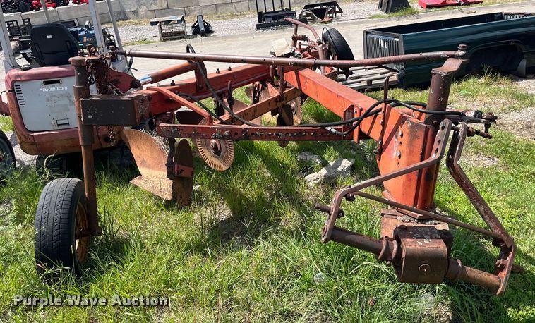 image for item EK8956 Massey Ferguson five bottom plow