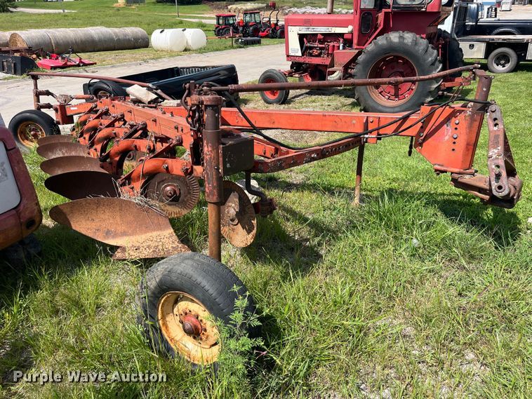 image for item EK8956 Massey Ferguson five bottom plow