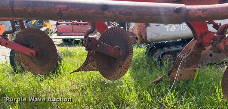 image for item EK8956 Massey Ferguson five bottom plow