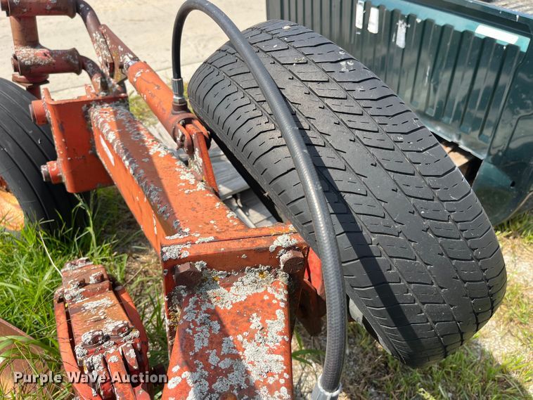 image for item EK8956 Massey Ferguson five bottom plow