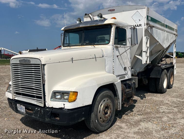 image for item EK8961 1995 Freightliner fertilizer delivery truck