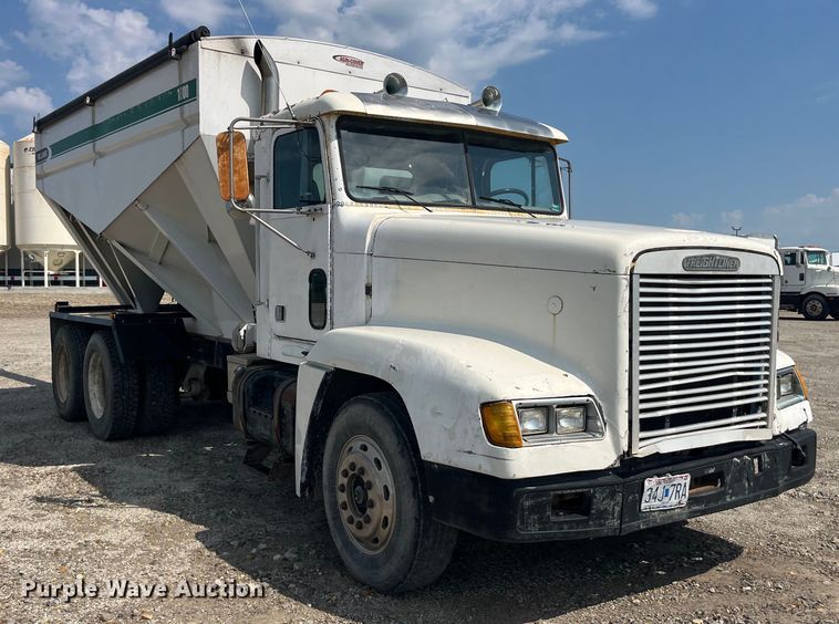 image for item EK8961 1995 Freightliner fertilizer delivery truck