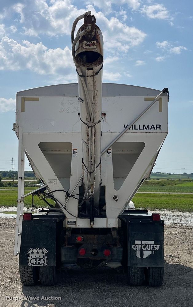 image for item EK8961 1995 Freightliner fertilizer delivery truck