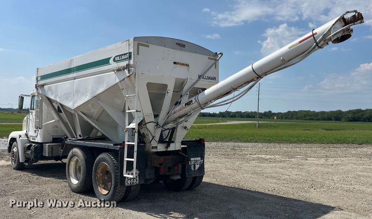 image for item EK8961 1995 Freightliner fertilizer delivery truck