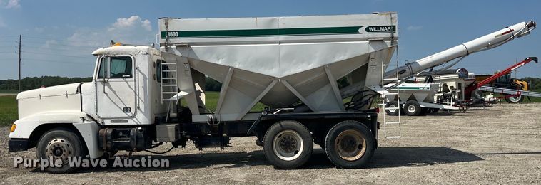 image for item EK8961 1995 Freightliner fertilizer delivery truck