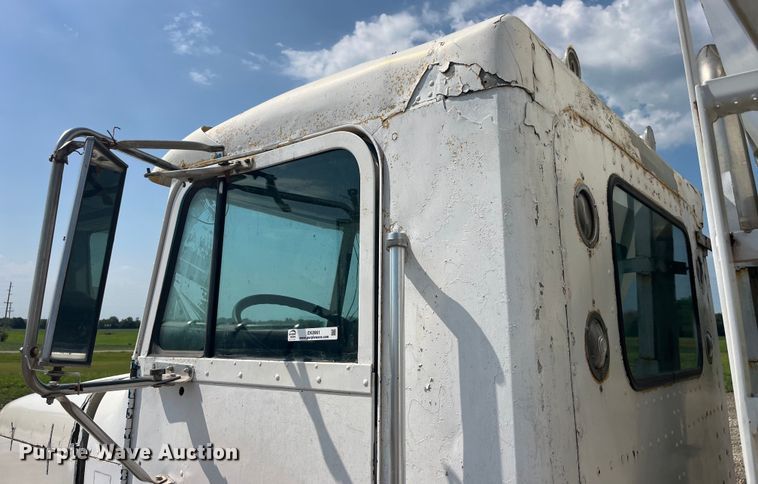 image for item EK8961 1995 Freightliner fertilizer delivery truck