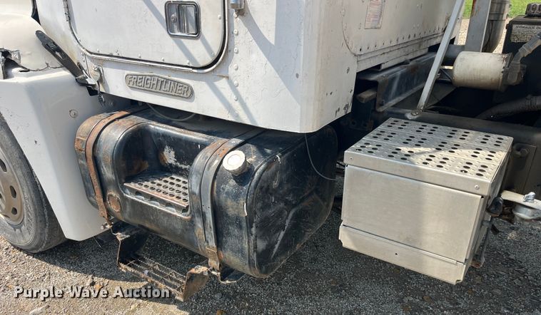 image for item EK8961 1995 Freightliner fertilizer delivery truck