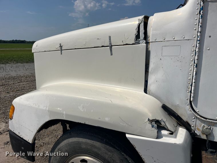 image for item EK8961 1995 Freightliner fertilizer delivery truck