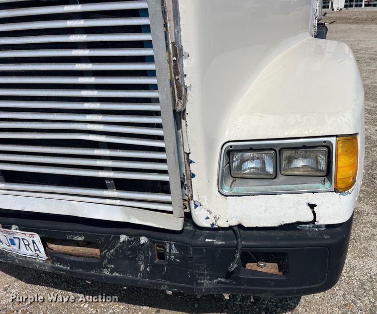 image for item EK8961 1995 Freightliner fertilizer delivery truck