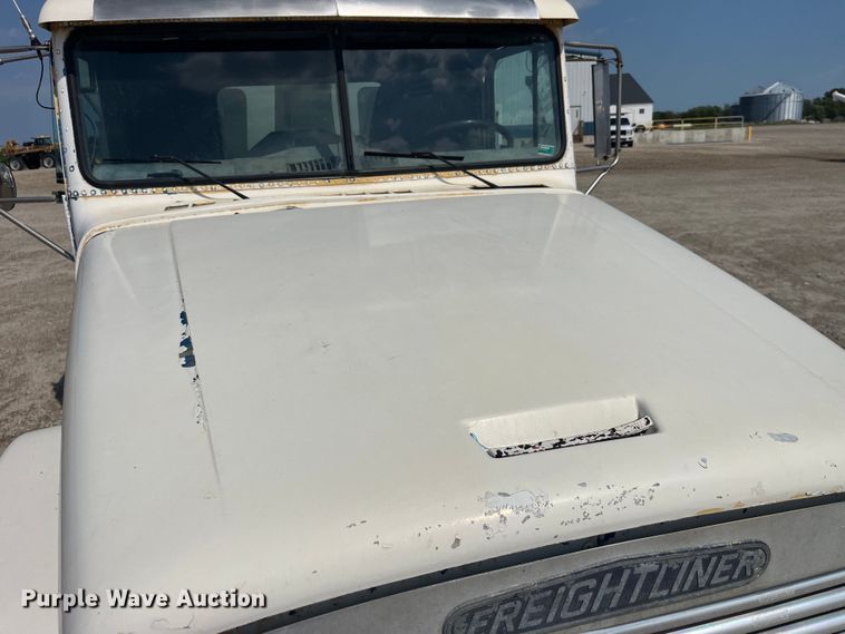 image for item EK8961 1995 Freightliner fertilizer delivery truck