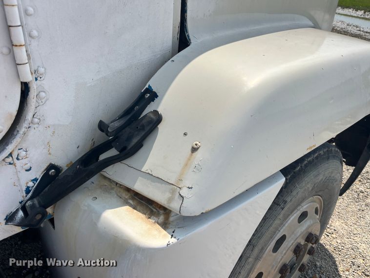 image for item EK8961 1995 Freightliner fertilizer delivery truck