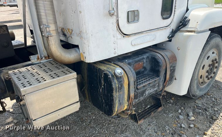 image for item EK8961 1995 Freightliner fertilizer delivery truck